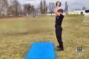 Na zdjęciu uczeń podczas ćwiczeń.