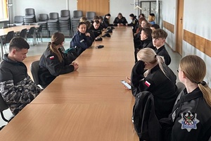 Na zdjęciu uczniowie oraz policjanci podczas pokazu sprzętu policyjnego we Wrocławiu.