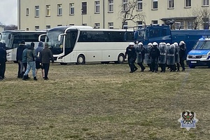 Na zdjęciu uczniowie oraz policjanci podczas pokazu sprzętu policyjnego we Wrocławiu.