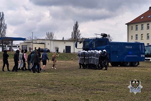 Na zdjęciu uczniowie oraz policjanci podczas pokazu sprzętu policyjnego we Wrocławiu.