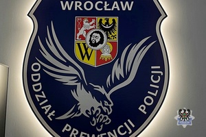 Na zdjęciu emblemat oddziału prewencji.