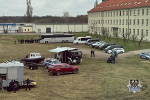 Na zdjęciu uczniowie oraz policjanci podczas pokazu sprzętu policyjnego we Wrocławiu.