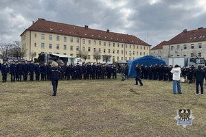 Na zdjęciu uczniowie oraz policjanci podczas pokazu sprzętu policyjnego we Wrocławiu.