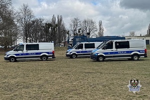Na zdjęciu policyjne radiowozy.