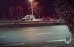 Na zdjęciu policyjny radiowóz oraz przykładowy samochód podczas kontroli drogowej.