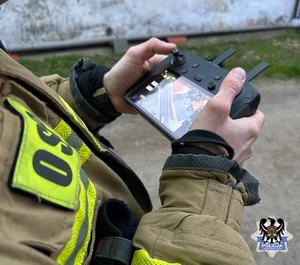 strażak trzymający sterownik do drona