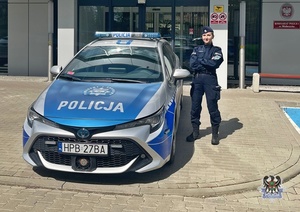 Na zdjęciu Justyna Frątczak przy radiowozie.