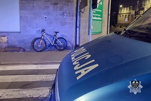 Na zdjęciu radiowóz oraz rower.