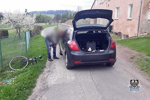 Na zdjęciu nieoznakowany radiowóz oraz rower.