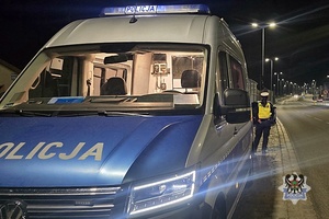 Na zdjęciu policjanci podczas prowadzonej kontroli na ul. Wrocławskiej.