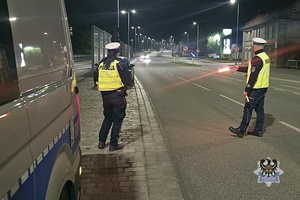 Na zdjęciu policjanci podczas prowadzonej kontroli na ul. Wrocławskiej.