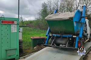 Na zdjęciu kontrolowany samochód dostawczy na wadze.