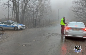 Niesprzyjające warunki pogodowe na drogach. Wałbrzyscy policjanci apelują o ostrożność