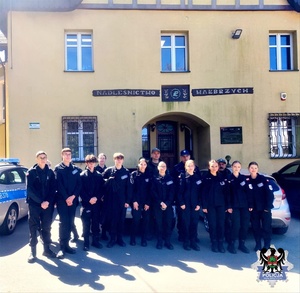 uczniowie na spotkaniu z policjantami i leśnikami