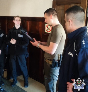 uczniowie na spotkaniu z policjantami i leśnikami