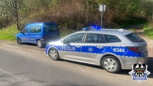 ma zdjęciu radiowóz policyjny i zatrzmany do kontroli pojazd