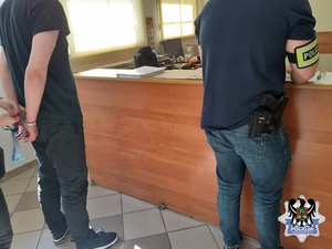 zatrzymany i policjant