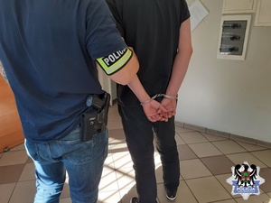 Zatrzymany prowadzony przez policjanta