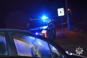 radiowóz policyjny w nocy