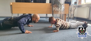 dzieci na spotkaniu w Komendzie Miejskiej Policji w Wałbrzychu