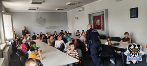 dzieci na spotkaniu w Komendzie Miejskiej Policji w Wałbrzychu