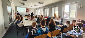 dzieci na spotkaniu w Komendzie Miejskiej Policji w Wałbrzychu