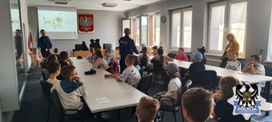 dzieci na spotkaniu w Komendzie Miejskiej Policji w Wałbrzychu