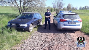Na zdjęciu policjant, radiowóz i pojazd którym poruszali się nieletni