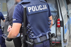 Policjant przy radiowozie