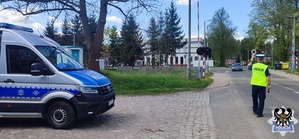 policjanci podczas służby  w długi majowy weekend