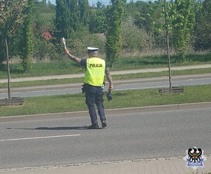 policjanci podczas służby  w długi majowy weekend