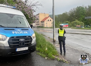 policjanci podczas służby  w długi majowy weekend