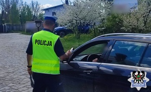 policjanci podczas służby  w długi majowy weekend