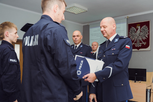 Komendant Miejski gratuje nowo przyjętym policjantom