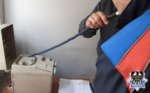 Na zdjęciu badanie zatrzymanego alkomatem