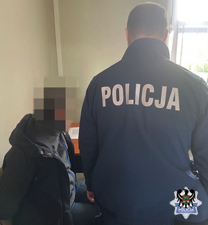policjant i zatrzymany mężczyzna