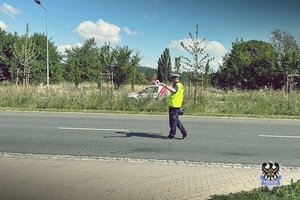 na zdjęciu  policjant zatrzymujący pojazd do kotroli