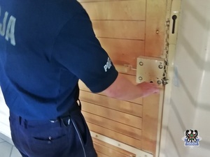 Policjant otwierający policyjną  cele