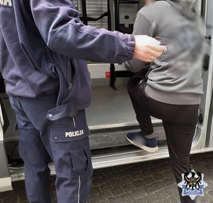 poszukiwany z policjantem przy busie policyjnym nieznakowanym