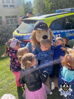 zdjęcia  z wizyty policjantów w przedszkolu