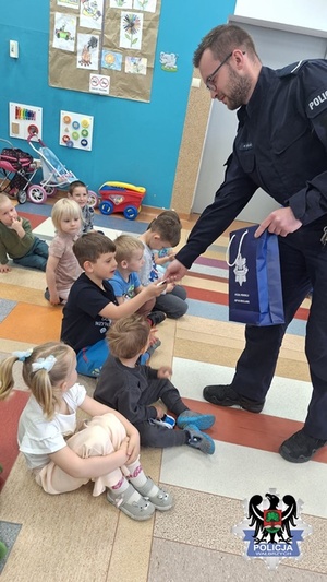 zdjęcia z wizyty policjanta w przedszkolu