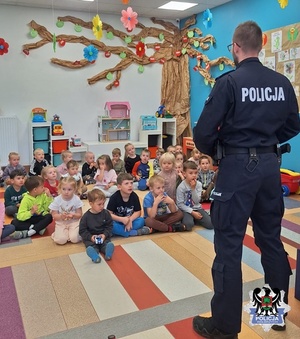 zdjęcia z wizyty policjanta w przedszkolu