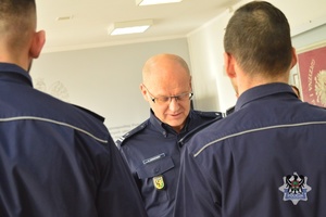 Na zdjęciu policjanci podczas oficjalnej uroczystości.