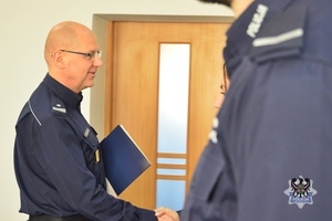 Na zdjęciu policjanci podczas oficjalnej uroczystości.