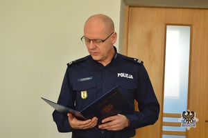 Na zdjęciu policjant.