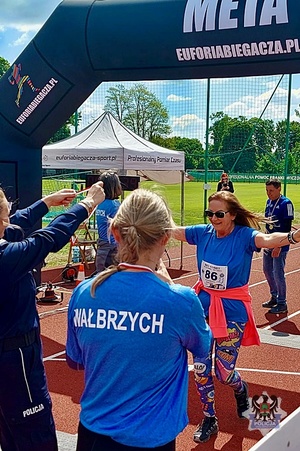 Na zdjęciu wałbrzyskie policjantki biorące udział w biegu w Legnicy.