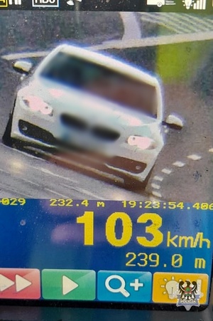 Screen z zarejestrowaną prędkością 103 km/h.