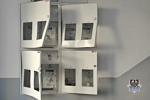 Na zdjęciu uszkodzone skrzynki elektryczne.