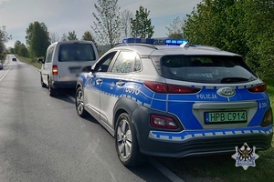 Na zdjęciu radiowóz oraz kontrolowany samochód.