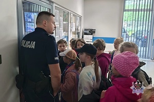 Na zdjęciu policjanci podczas spotkania z uczniami ze szkoły muzycznej.